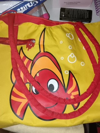 Macuto amarillo con pez rojo