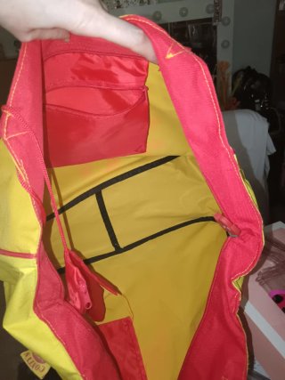 Macuto amarillo con pez rojo