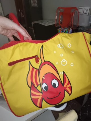 Macuto amarillo con pez rojo