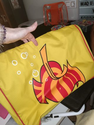 Macuto amarillo con pez rojo