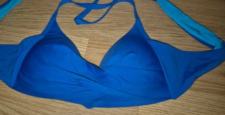 Bikini azul con tiras cruzadas