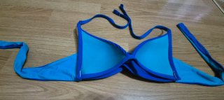 Bikini azul con tiras cruzadas