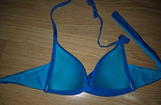 Bikini azul con tiras cruzadas
