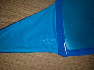 Bikini azul con tiras cruzadas