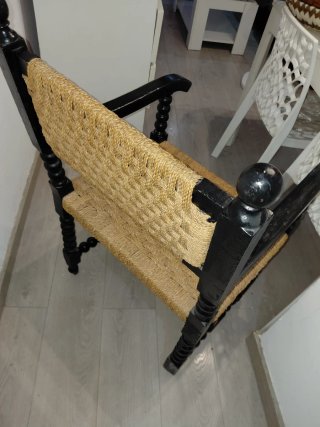 Silla butaca rústica de mimbre con 100 años