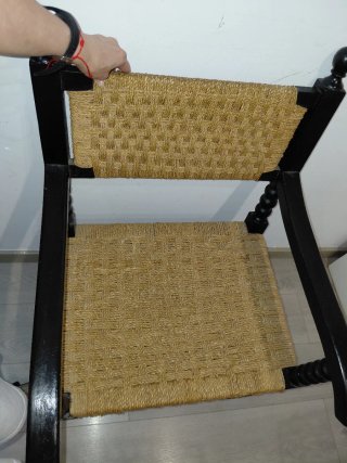 Silla butaca rústica de mimbre con 100 años