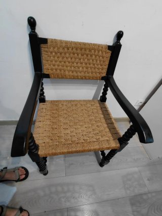 Silla butaca rústica de mimbre con 100 años