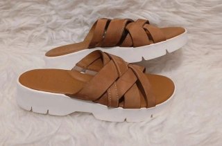 Chanclas de piel con plataforma