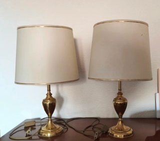 Par de lámparas de mesa doradas