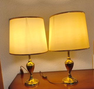 Par de lámparas de mesa doradas