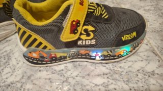 Zapatillas deportivas grises y amarillas