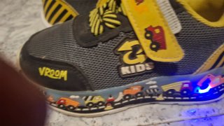 Zapatillas deportivas grises y amarillas
