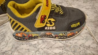 Zapatillas deportivas grises y amarillas