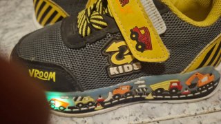 Zapatillas deportivas grises y amarillas