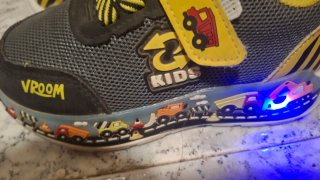 Zapatillas deportivas grises y amarillas