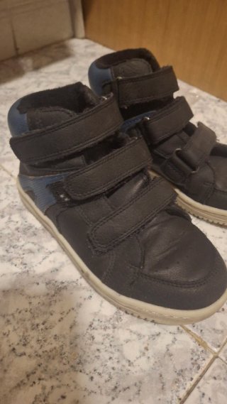 Zapatillas deportivas grises y amarillas