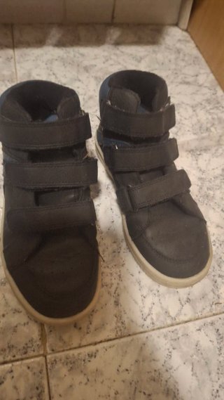 Zapatillas deportivas grises y amarillas