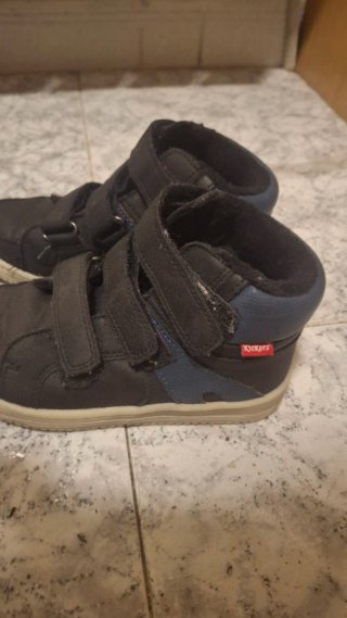 Zapatillas deportivas grises y amarillas