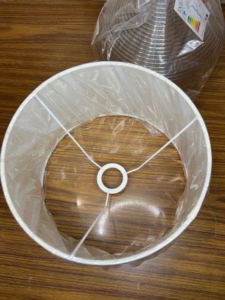 Lámpara de mesa dorada y blanca