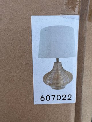 Lámpara de mesa dorada y blanca