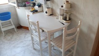 Mesa de cocina y 2 sillas blancas