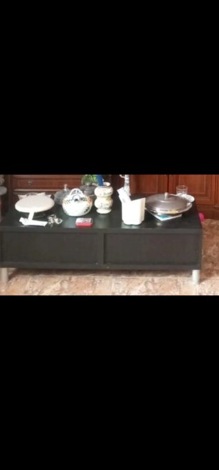Mesa de salón negra y plateada