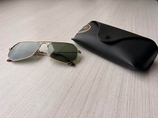 Gafas de sol Ray-Ban negras y doradas