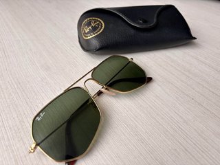 Gafas de sol Ray-Ban negras y doradas