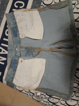 Dos pantalones cortos vaqueros