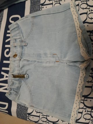 Dos pantalones cortos vaqueros