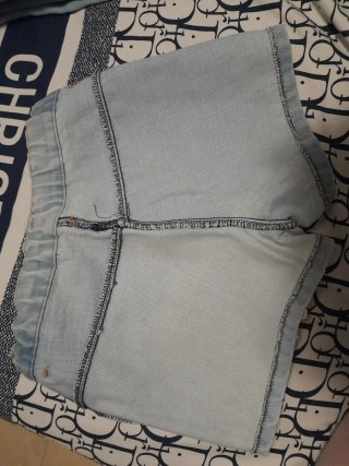 Dos pantalones cortos vaqueros