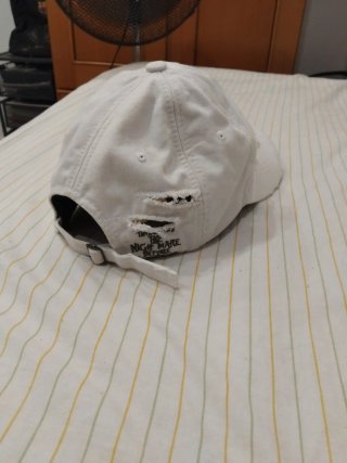 Gorra blanca desgastada