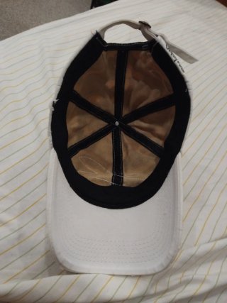 Gorra blanca desgastada