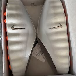 Sandalias Nike Blancas y Naranja