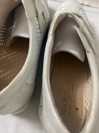 Zapatos de señora plateados y blancos
