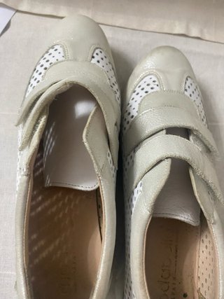 Zapatos de señora plateados y blancos
