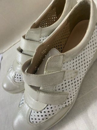 Zapatos de señora plateados y blancos