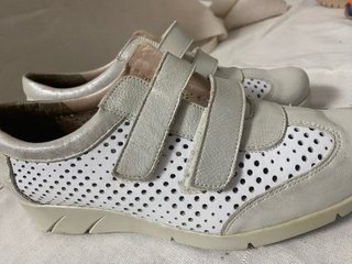 Zapatos de señora plateados y blancos