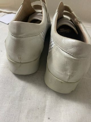 Zapatos de señora plateados y blancos