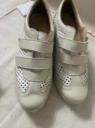 Zapatos de señora plateados y blancos