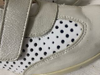 Zapatos de señora plateados y blancos