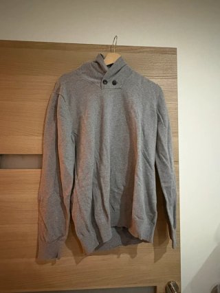 Jersey gris cuello alto con botones
