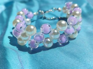 Pulsera de cuentas moradas y blancas
