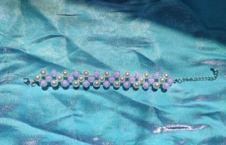 Pulsera de cuentas moradas y blancas