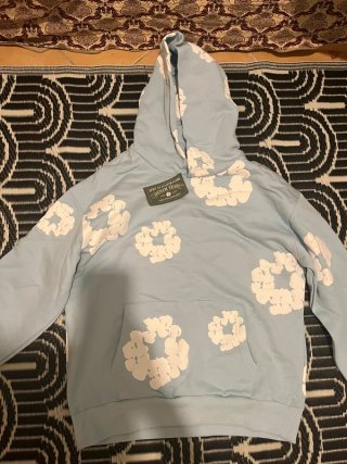 Sudadera Denim Tears azul con estampado blanco
