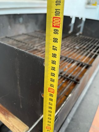 Barbacoa de metal con ruedas