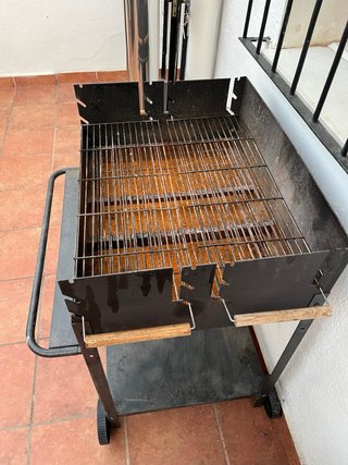 Barbacoa de metal con ruedas