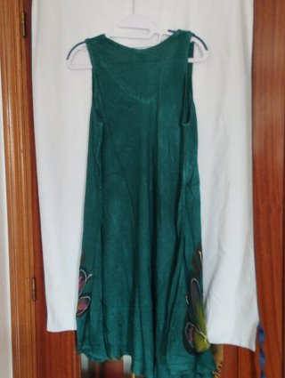 Vestido playero hindú con estampado de palmeras.