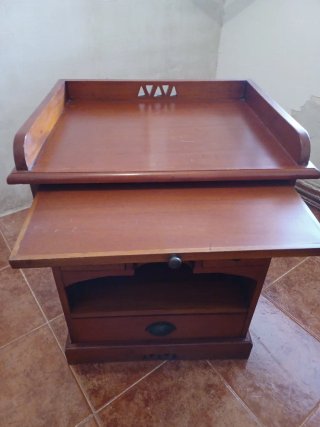 Escritorio antiguo de madera infantil