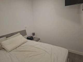 Dormitorio completo moderno cabecero y mesitas
